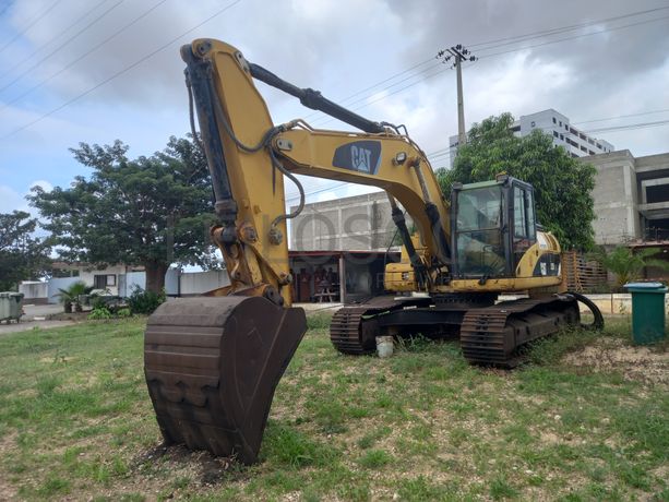 Escavadora de Rastos da marca CATERPILLAR, modelo 323D