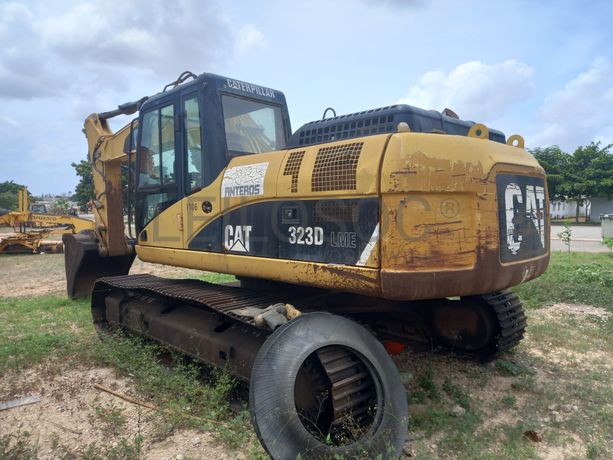 Escavadora de Rastos da marca CATERPILLAR, modelo 323D