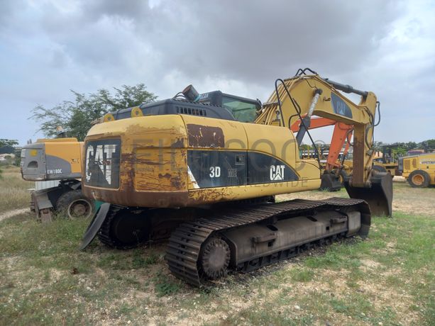 Escavadora de Rastos da marca CATERPILLAR, modelo 323D
