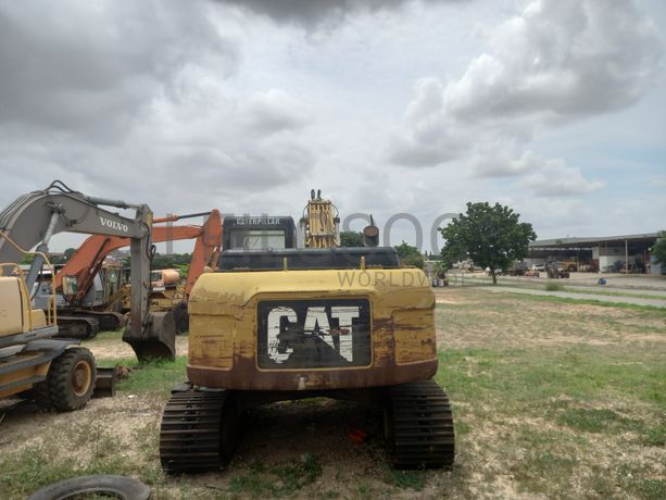 Escavadora de Rastos da marca CATERPILLAR, modelo 323D