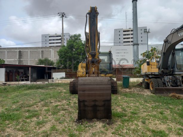 Escavadora de Rastos da marca CATERPILLAR, modelo 323D