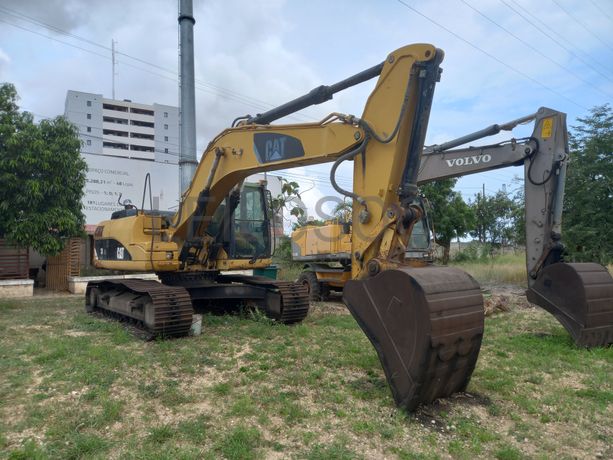 Escavadora de Rastos da marca CATERPILLAR, modelo 323D