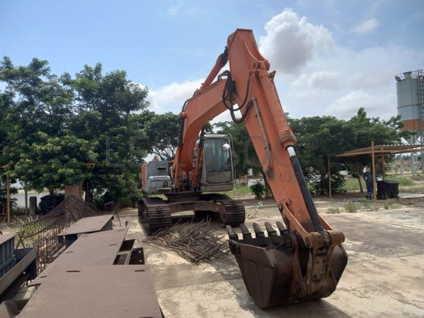 Escavadora de Rastos da marca HITACHI, modelo ZX200-3