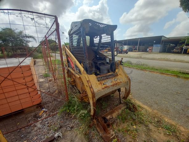 Pá Carregadora (mini) de Pneus da marca CATERPILLAR, modelo 226B
