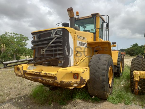 Pá Carregadora de Pneus da marca VOLVO, modelo L 150F