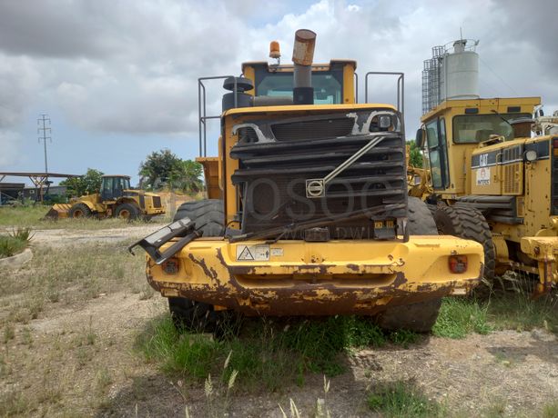 Pá Carregadora de Pneus da marca VOLVO, modelo L 150F