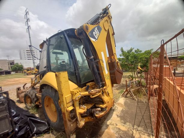 Conj. Ind. Pá e Retro de Pneus da marca CATERPILLAR, modelo 428E