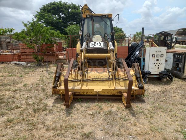 Conj. Ind. Pá e Retro de Pneus da marca CATERPILLAR, modelo 428E