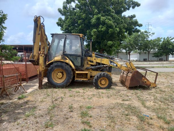 Conj. Ind. Pá e Retro de Pneus da marca CATERPILLAR, modelo 428E