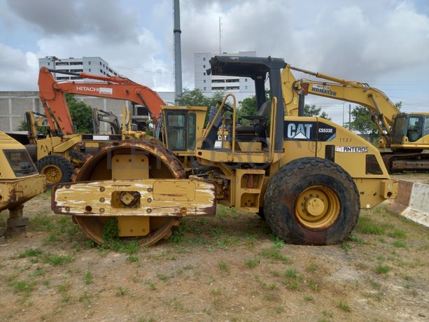 Cil. Auto-Prop. Vibrador Solos 15 T da marca CATERPILLAR, modelo CS-533E