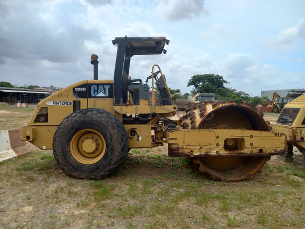 Cil. Auto-Prop. Vibrador Solos 15 T da marca CATERPILLAR, modelo CS-533E
