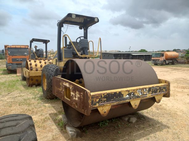 Cil. Auto-Prop. Vibrador Solos 15 T da marca CATERPILLAR, modelo CS-533E