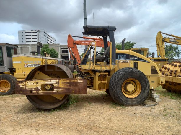 Cil. Auto-Prop. Vibrador Solos 15 T da marca CATERPILLAR, modelo CS-533E