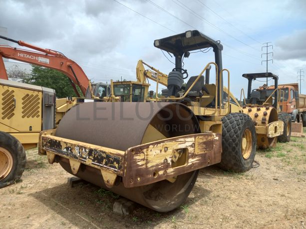 Cil. Auto-Prop. Vibrador Solos 15 T da marca CATERPILLAR, modelo CS-533E