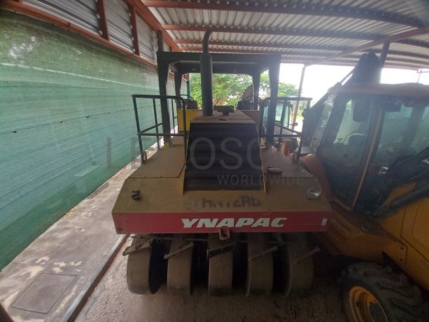 Cilindro de Pneus 28 T da marca DYNAPAC, modelo CP271