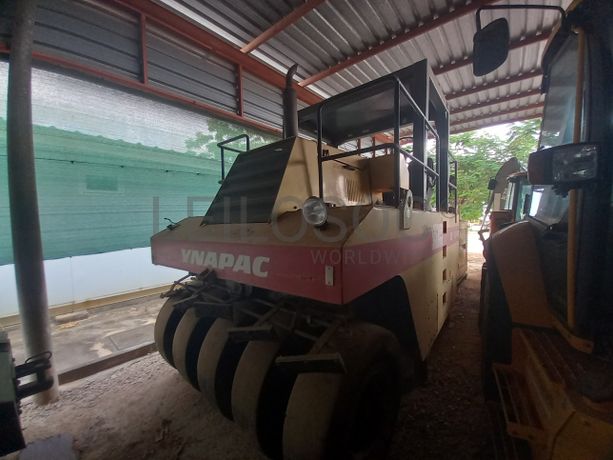 Cilindro de Pneus 28 T da marca DYNAPAC, modelo CP271