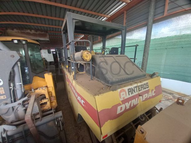 Cilindro de Pneus 28 T da marca DYNAPAC, modelo CP271