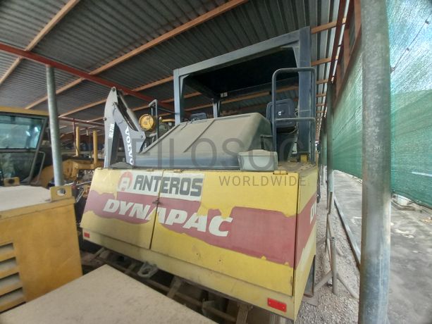 Cilindro de Pneus 28 T da marca DYNAPAC, modelo CP271