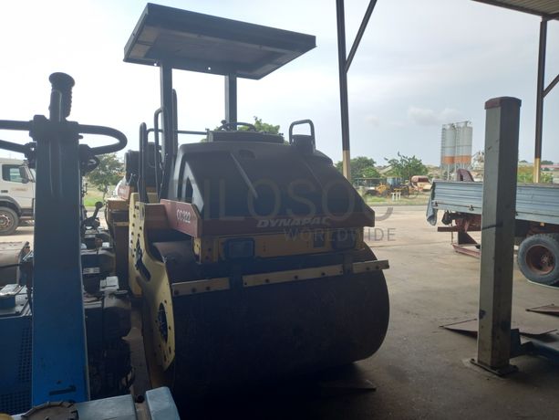 Cilindro de Rolos c/ Condutor da marca DYNAPAC, modelo CC 322