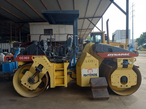 Cilindro de Rolos c/ Condutor da marca DYNAPAC, modelo CC 322