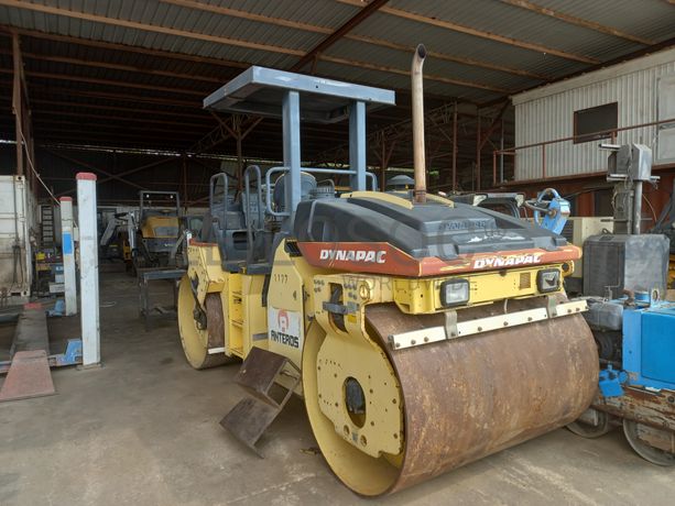 Cilindro de Rolos c/ Condutor da marca DYNAPAC, modelo CC 322