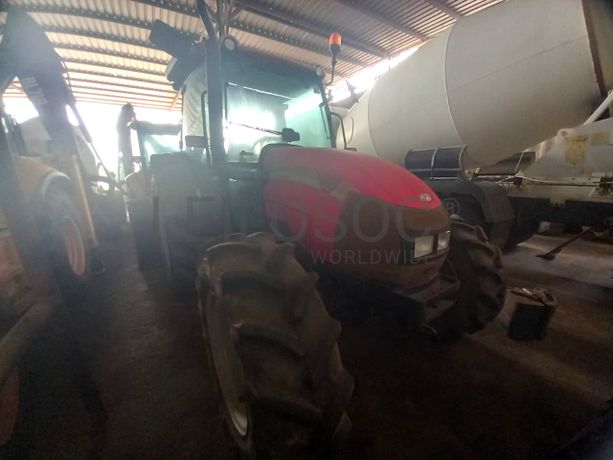 Trator Agrícola da marca MCCORMICK, modelo C MAX90