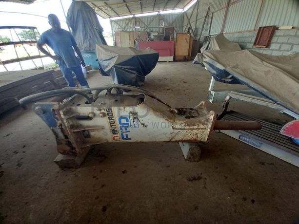 Martelo Hidráulico da marca M. FURUKAWA, modelo F12