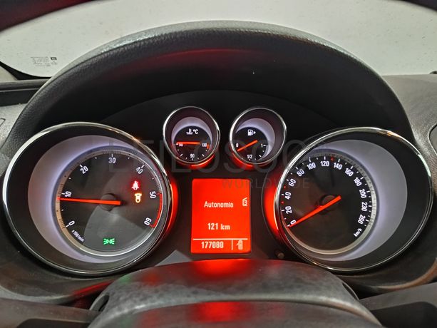 Opel Insígnia Sports Tourer Diesel CDTI · Ano 2010