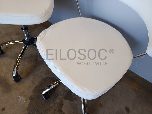 Cadeiras 2 cadeiras brancas com rodas (apresenta danos no tecido)