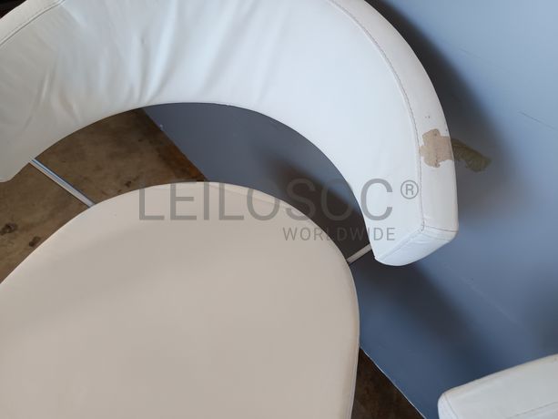 Cadeiras 2 cadeiras brancas com rodas (apresenta danos no tecido)