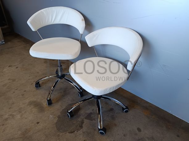 Cadeiras 2 cadeiras brancas com rodas (apresenta danos no tecido)