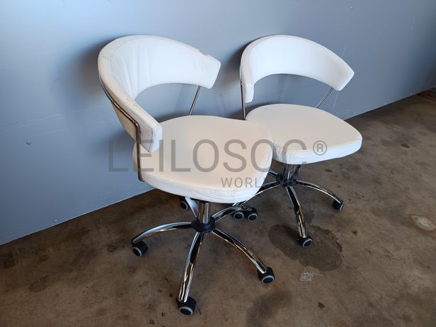 Cadeiras 2 cadeiras brancas com rodas (apresenta danos no tecido)