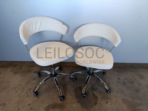 Cadeiras 2 cadeiras brancas com rodas (apresenta danos no tecido)