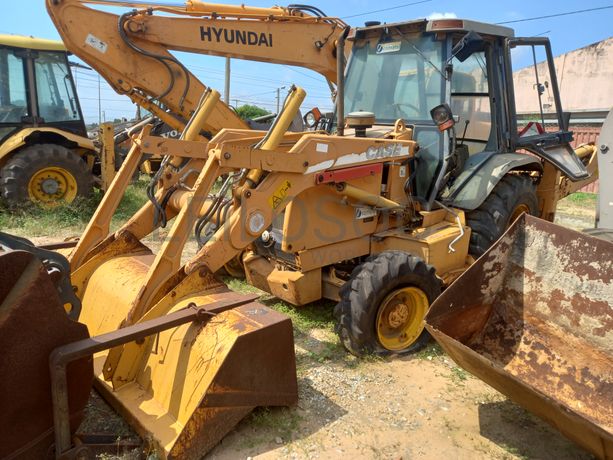 Sete Retroescavadoras, Uma Mini Pá Carregadora e uma Valadeira