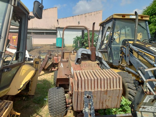 Sete Retroescavadoras, Uma Mini Pá Carregadora e uma Valadeira