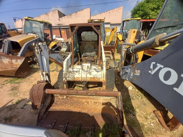 Sete Retroescavadoras, Uma Mini Pá Carregadora e uma Valadeira