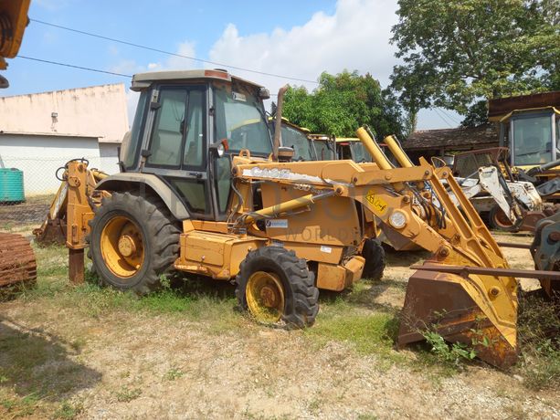 Sete Retroescavadoras, Uma Mini Pá Carregadora e uma Valadeira
