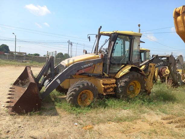 Sete Retroescavadoras, Uma Mini Pá Carregadora e uma Valadeira