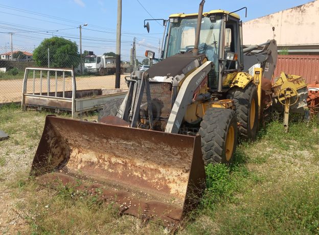 Sete Retroescavadoras, Uma Mini Pá Carregadora e uma Valadeira
