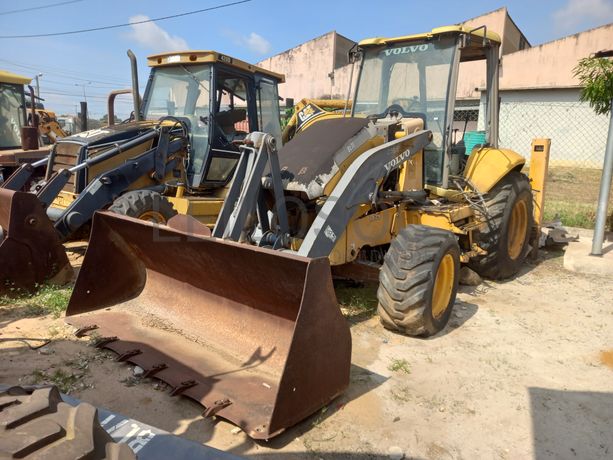 Sete Retroescavadoras, Uma Mini Pá Carregadora e uma Valadeira