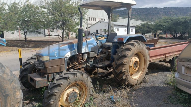 Trator New Holland/NHTT75