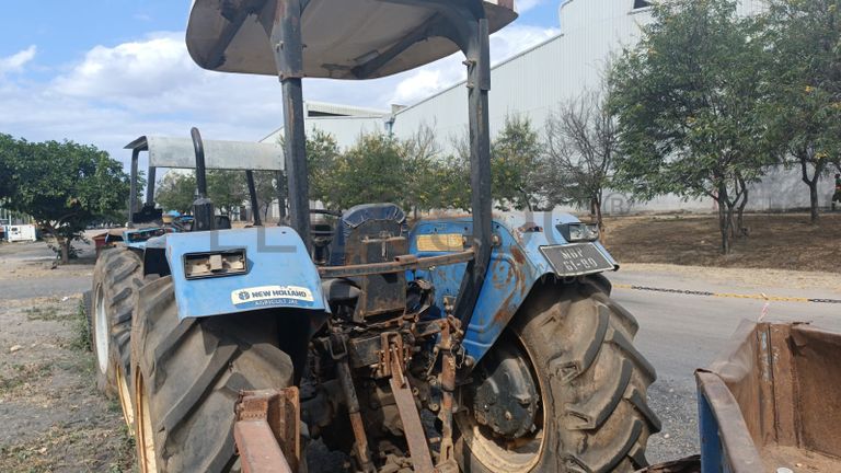 Trator New Holland/NHTT75