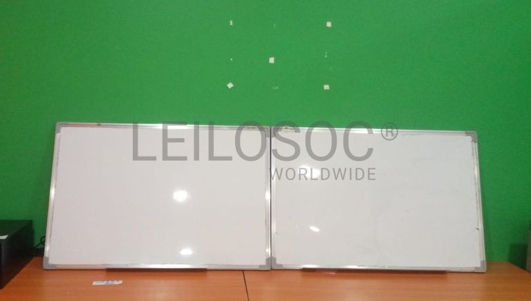 Dois quadros brancos