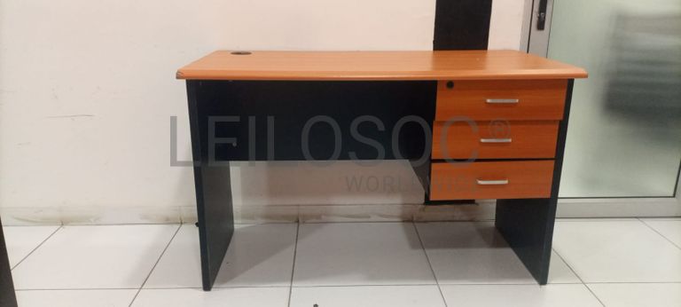 Secretária com gavetas