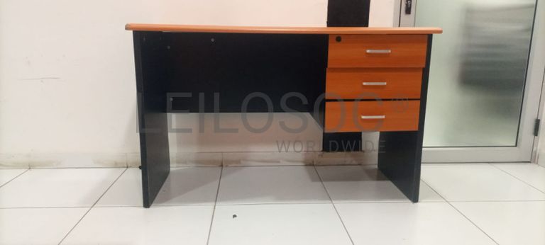 Secretária com gavetas