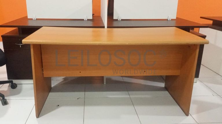 Secretária com gavetas