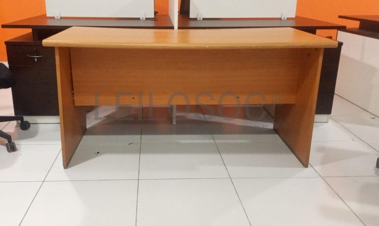 Secretária com gavetas