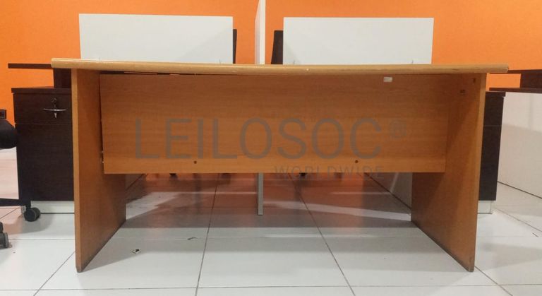 Secretária com gavetas