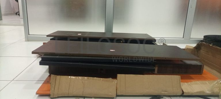 Duas secretárias desmontadas