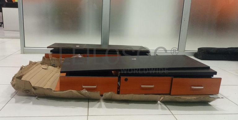 Duas secretárias desmontadas